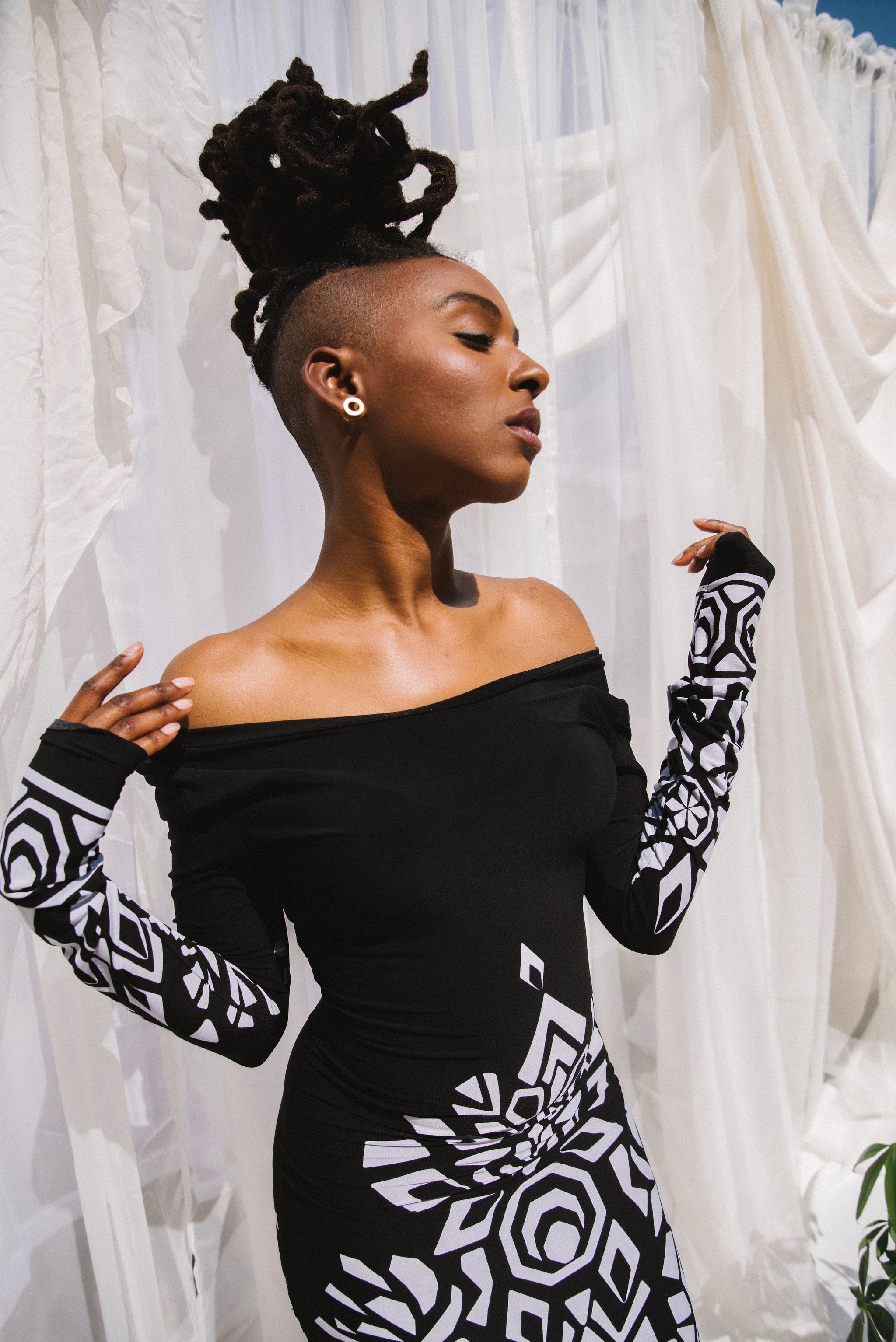 printed black and white dress Sosandar Black & White Geometric Print Tab Detail Shift Dress
